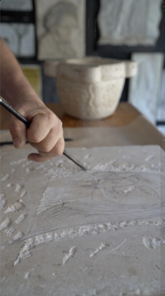 Laboratorio artigianale con maestro scalpellino 2