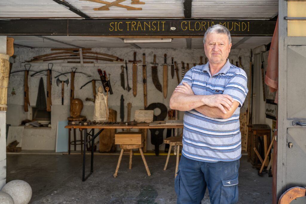 Laboratorio artigianale con maestro scalpellino 3