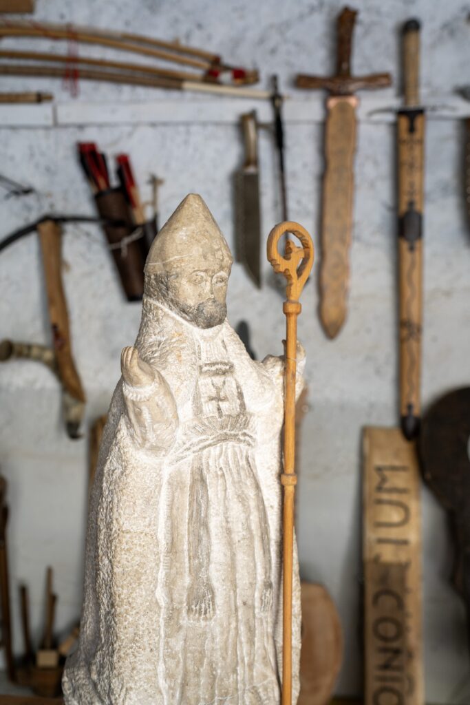 Laboratorio artigianale con maestro scalpellino 5