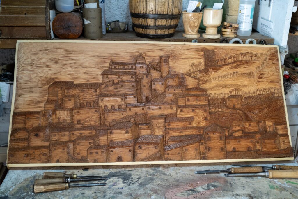 Laboratorio artigianale con maestro scalpellino 6