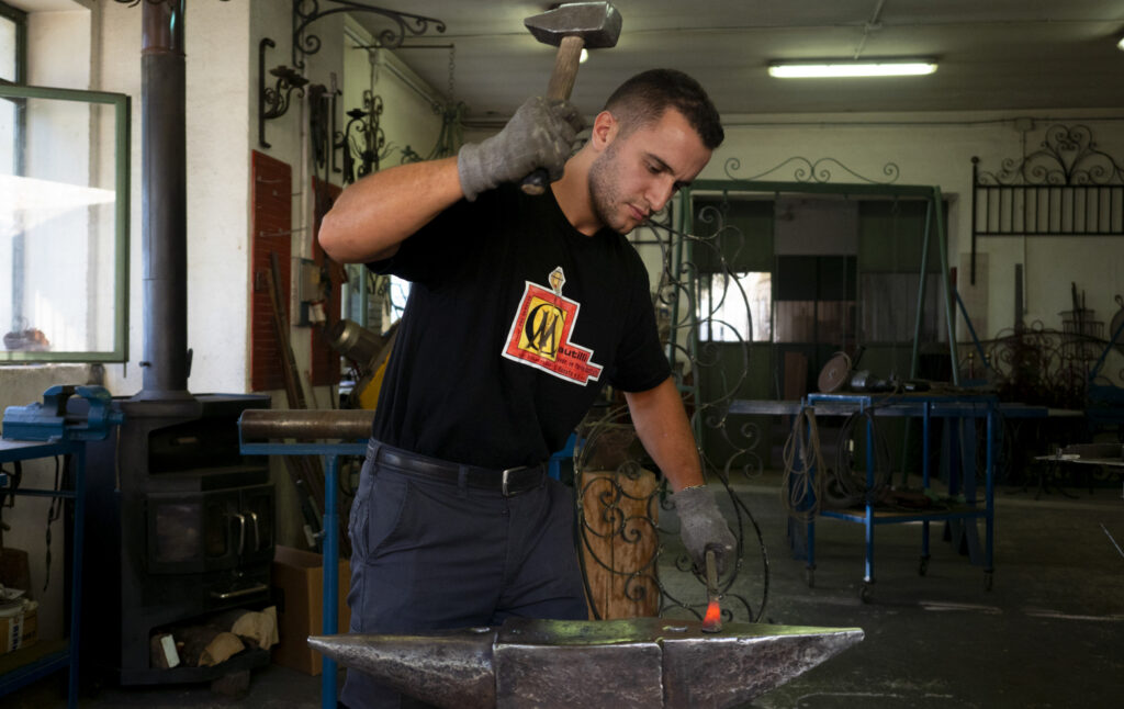 San Donato Val di Comino, FRIULI, luglio, 2020.  Massimiliano Cautilli gestore della Bottega Ferro Battuto Cautilli al lavoro. Dal Settecento la famiglia Cautilli realizza oltre a lavori comuni anche prodotti artistici e sculture.