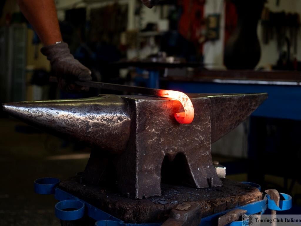 San Donato Val di Comino, FRIULI, luglio, 2020.  Massimiliano Cautilli gestore della Bottega Ferro Battuto Cautilli al lavoro. Dal Settecento la famiglia Cautilli realizza oltre a lavori comuni anche prodotti artistici e sculture.