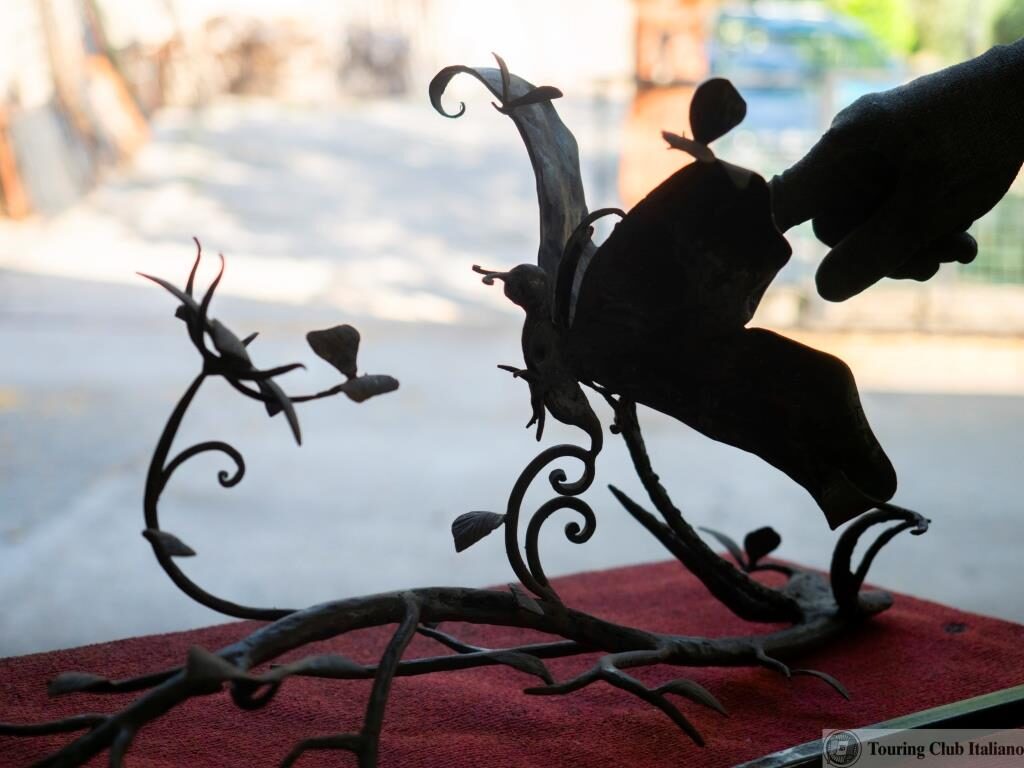 San Donato Val di Comino, FRIULI, luglio, 2020.  Artefatto della Bottega Ferro Battuto Cautilli, gestita da Massimiliano Cautilli. Famiglia di fabbri che dal Settecento realizza oltre a lavori comuni anche prodotti artistici e sculture.