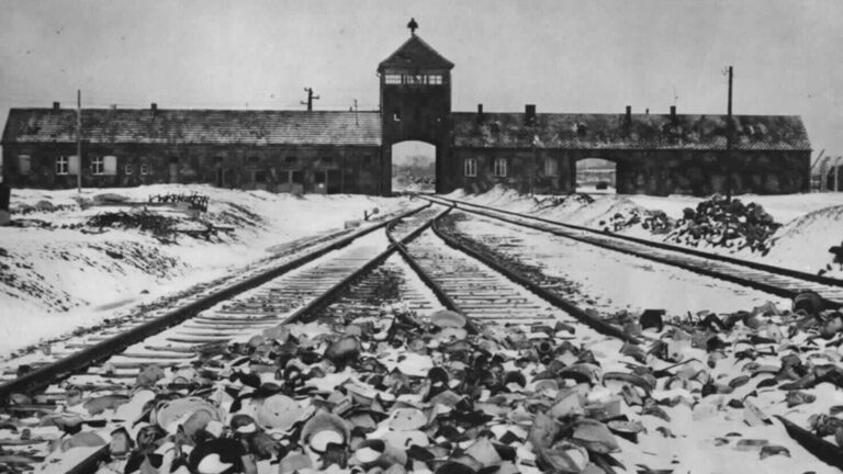 (ARQUIVO) Um folheto sem data que mostra a torre do portão, a rampa e a linha férrea do campo de extermínio nazi de Auschwitz-Birkenau. As cerimónias de 26 de janeiro de 2010 assinalam o 65º aniversário da libertação do antigo campo de extermínio e o Dia Internacional da Memória do Holocausto, que Israel comemora a 27 de janeiro. EPA/WIENER LIBRARY FILE UK AND IRELAND OUT - CRÉDITO OBRIGATÓRIO: Imagem fornecida pela Wiener Library. Esta imagem só pode ser utilizada no âmbito do Dia da Memória do Holocausto. Não pode ser utilizada para fins comerciais. SÓ PARA USO EDITORIAL +++(c) dpa - Bildfunk+++.
